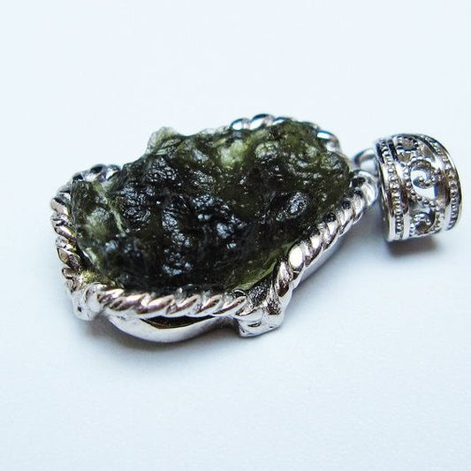 モルダバイト ペンダント モルダウ石 ペンダントトップ 原石 一点物 メール便可 [M便 1/20] 199-507