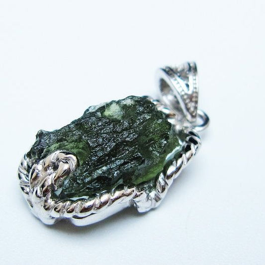 モルダバイト ペンダント モルダウ石 ペンダントトップ 原石 一点物 メール便可 [M便 1/20] 199-508