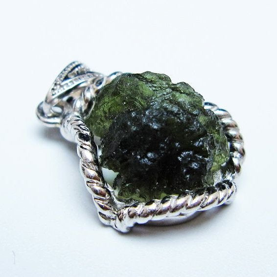 モルダバイト ペンダント モルダウ石 ペンダントトップ 原石 一点物 メール便可 [M便 1/20] 199-509