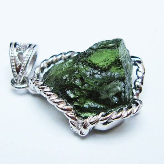 モルダバイト ペンダント モルダウ石 ペンダントトップ 原石 一点物 メール便可 [M便 1/20] 199-510