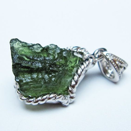 モルダバイト ペンダント モルダウ石 ペンダントトップ 原石 一点物 メール便可 [M便 1/20] 199-511