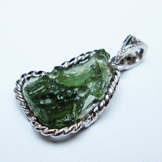 モルダバイト ペンダント モルダウ石 ペンダントトップ 原石 一点物 メール便可 [M便 1/20] 199-513