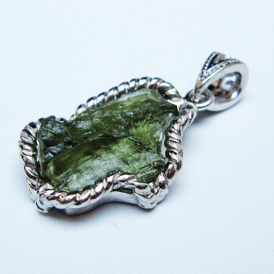モルダバイト ペンダント モルダウ石 ペンダントトップ 原石 一点物 メール便可 [M便 1/20] 199-514