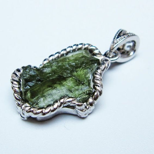 モルダバイト ペンダント モルダウ石 ペンダントトップ 原石 一点物 メール便可 [M便 1/20] 199-514