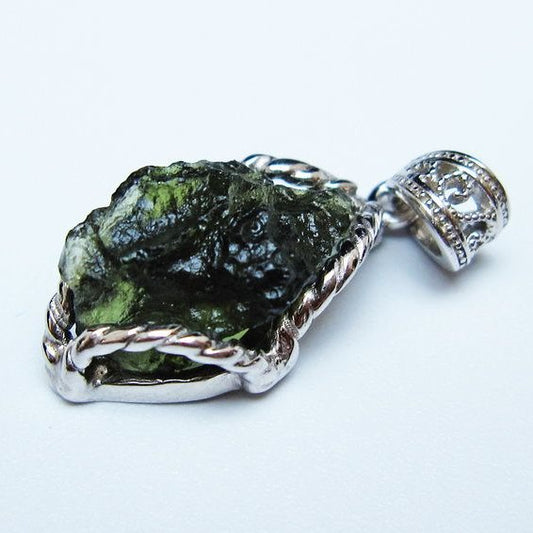 モルダバイト ペンダント モルダウ石 ペンダントトップ 原石 一点物 メール便可 [M便 1/20] 199-516