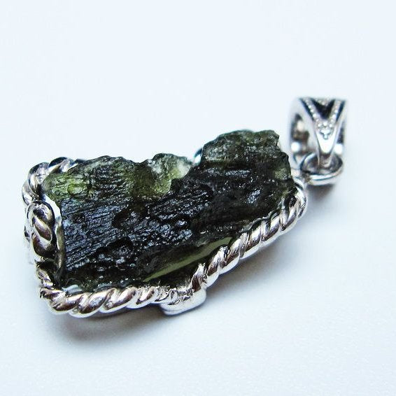 モルダバイト ペンダント モルダウ石 ペンダントトップ 原石 一点物 メール便可 [M便 1/20] 199-519