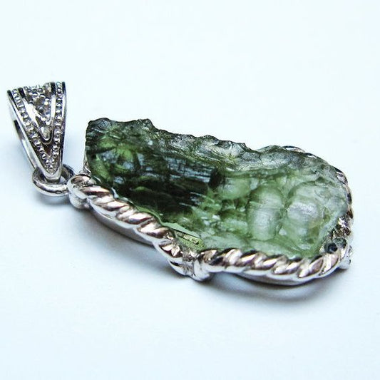 モルダバイト ペンダント モルダウ石 ペンダントトップ 原石 一点物 メール便可 [M便 1/20] 199-521