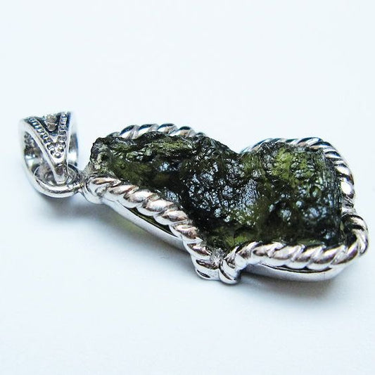 モルダバイト ペンダント モルダウ石 ペンダントトップ 原石 一点物 メール便可 [M便 1/20] 199-522