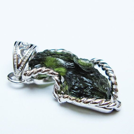 モルダバイト ペンダント モルダウ石 ペンダントトップ 原石 一点物 メール便可 [M便 1/20] 199-523