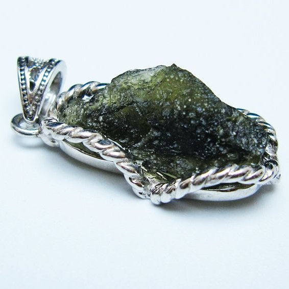 モルダバイト ペンダント モルダウ石 ペンダントトップ 原石 一点物 メール便可 [M便 1/20] 199-524