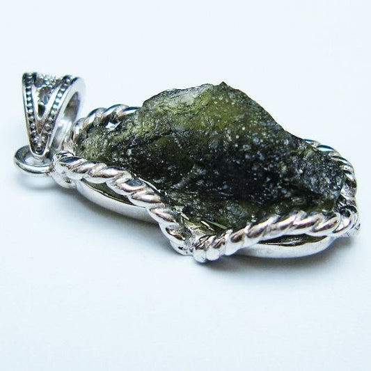 モルダバイト ペンダント モルダウ石 ペンダントトップ 原石 一点物 メール便可 [M便 1/20] 199-524