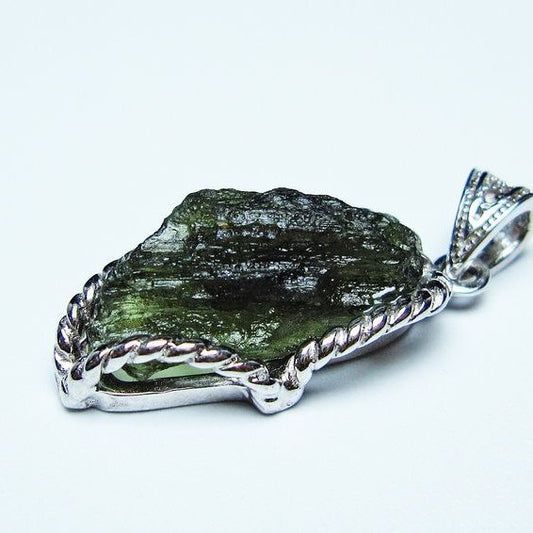 モルダバイト ペンダント モルダウ石 ペンダントトップ 原石 一点物 メール便可 [M便 1/20] 199-525