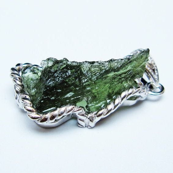 モルダバイト ペンダント モルダウ石 ペンダントトップ 原石 一点物 メール便可 [M便 1/20] 199-526