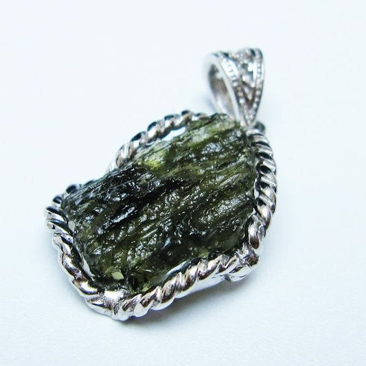 モルダバイト ペンダント モルダウ石 ペンダントトップ 原石 一点物 メール便可 [M便 1/20] 199-528