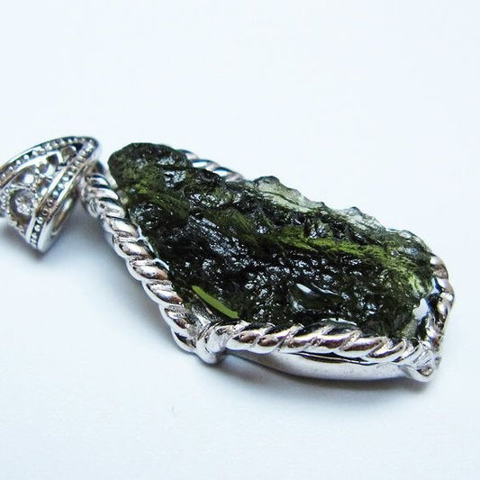 モルダバイト ペンダント モルダウ石 ペンダントトップ 原石 一点物 メール便可 [M便 1/20] 199-529