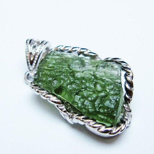 モルダバイト ペンダント モルダウ石 ペンダントトップ 原石 一点物 メール便可 [M便 1/20] 199-532