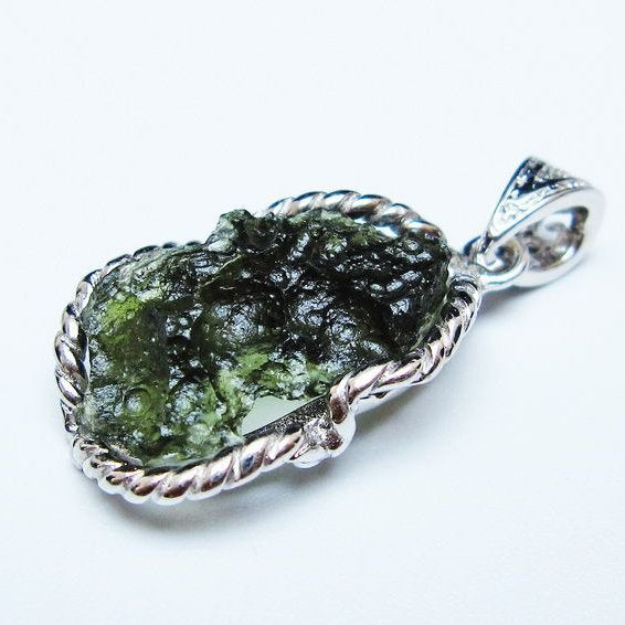モルダバイト ペンダント モルダウ石 ペンダントトップ 原石 一点物 メール便可 [M便 1/20] 199-533