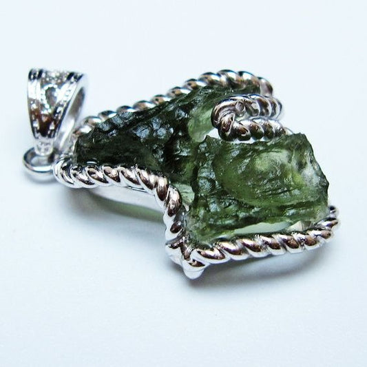 モルダバイト ペンダント モルダウ石 ペンダントトップ 原石 一点物 メール便可 [M便 1/20] 199-536