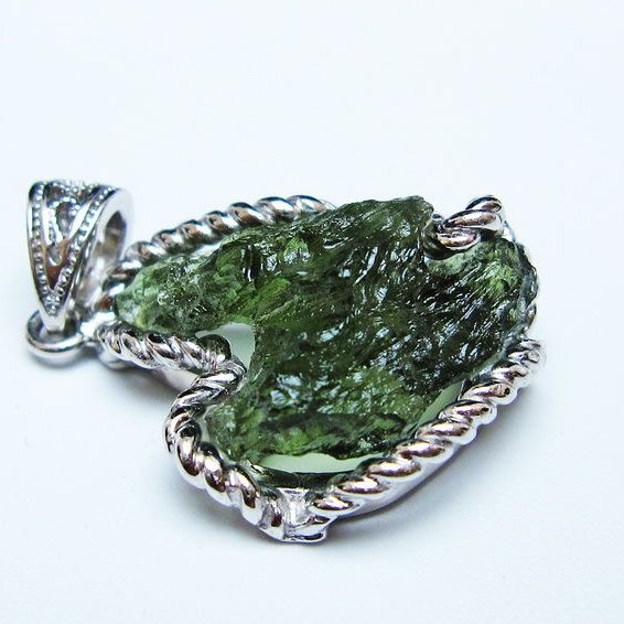 モルダバイト ペンダント モルダウ石 ペンダントトップ 原石 一点物 メール便可 [M便 1/20] 199-537