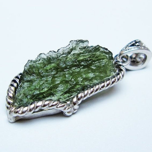 モルダバイト ペンダント モルダウ石 ペンダントトップ 原石 一点物 メール便可 [M便 1/20] 199-546