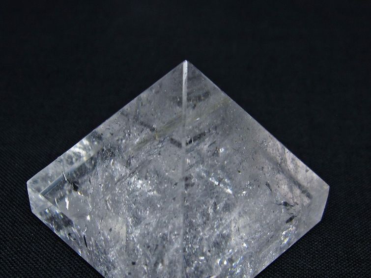 水晶 ピラミッド置物 虹入り 一点物 145-1032