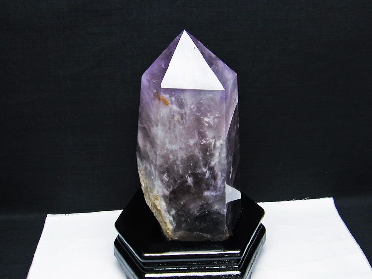 1.8Kg アメジスト 六角柱 アメシスト ポイント 置物 原石 虹入り ファントム 台座付属  一点物 152-2130