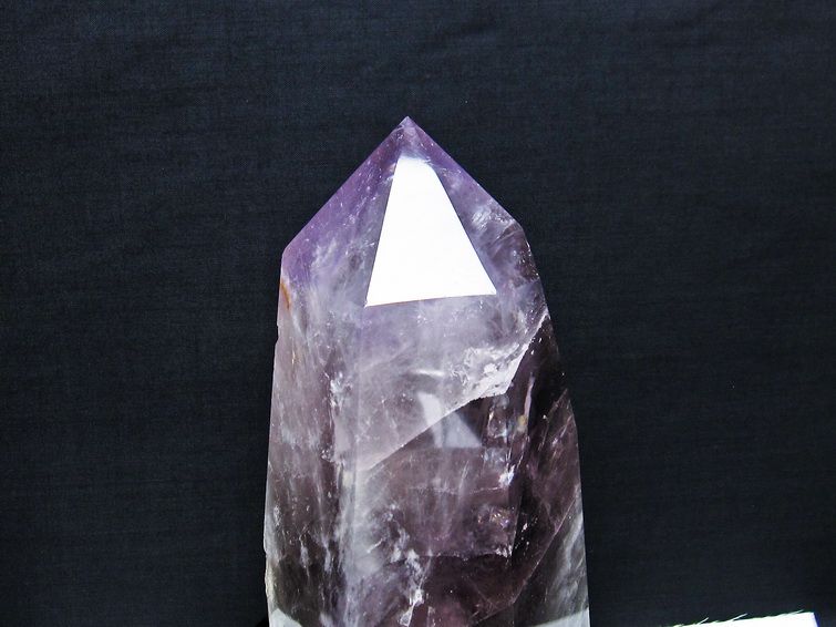 1.8Kg アメジスト 六角柱 アメシスト ポイント 置物 原石 虹入り ファントム 台座付属  一点物 152-2130