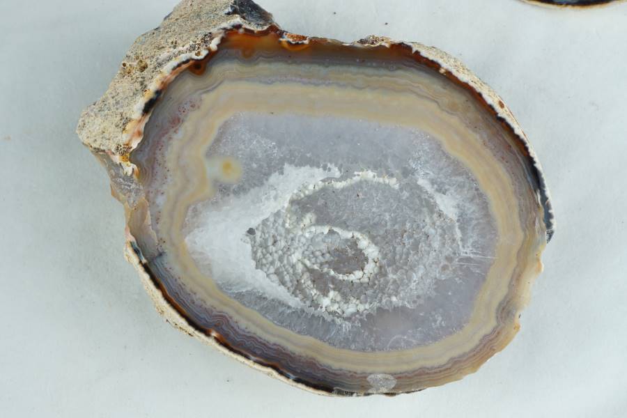 龍穴　晶洞内水晶　水晶トレジャー瑪瑙　アゲート瑪瑙 1.7Kg トレジャーメノウ 龍穴 アゲート 瑪瑙 原石 置物 開運 風水 一点
